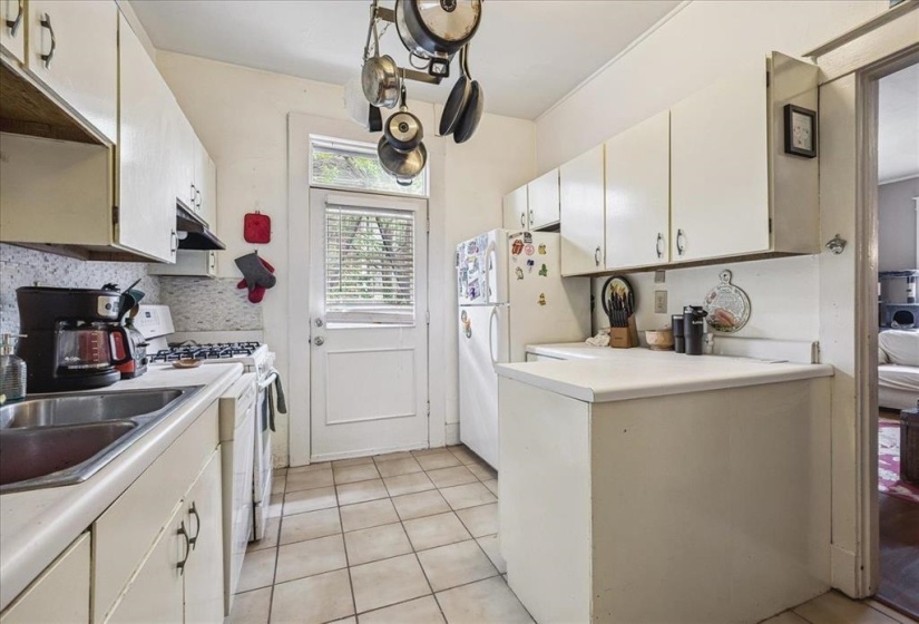 1901 LINDEN AVE, Memphis, Tennessee 38104, 6 Bedrooms Bedrooms, 10 Rooms Rooms,3 BathroomsBathrooms,Residential,For Sale,LINDEN,10223259