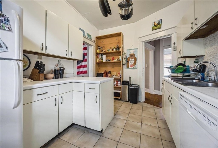 1901 LINDEN AVE, Memphis, Tennessee 38104, 6 Bedrooms Bedrooms, 10 Rooms Rooms,3 BathroomsBathrooms,Residential,For Sale,LINDEN,10223259