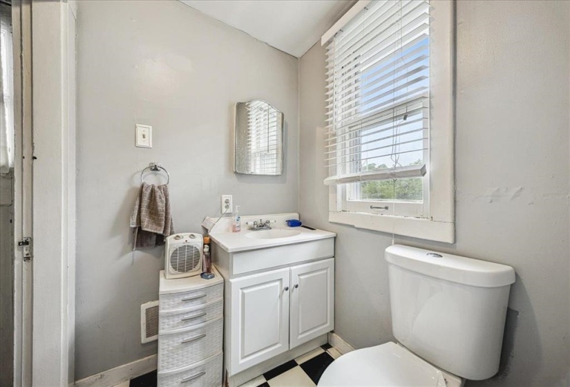 1901 LINDEN AVE, Memphis, Tennessee 38104, 6 Bedrooms Bedrooms, 10 Rooms Rooms,3 BathroomsBathrooms,Residential,For Sale,LINDEN,10223259
