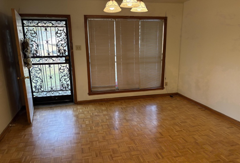 Entryway featuring baseboards