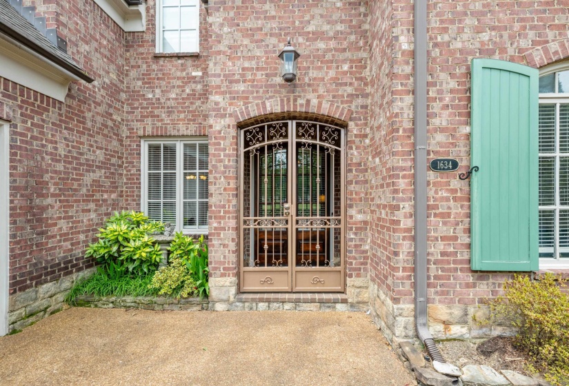 1634 LAUREL KNOLL CIR, Germantown, Tennessee 38139, 4 Bedrooms Bedrooms, 9 Rooms Rooms,3.1 BathroomsBathrooms,Residential,For Sale,LAUREL KNOLL,10223369