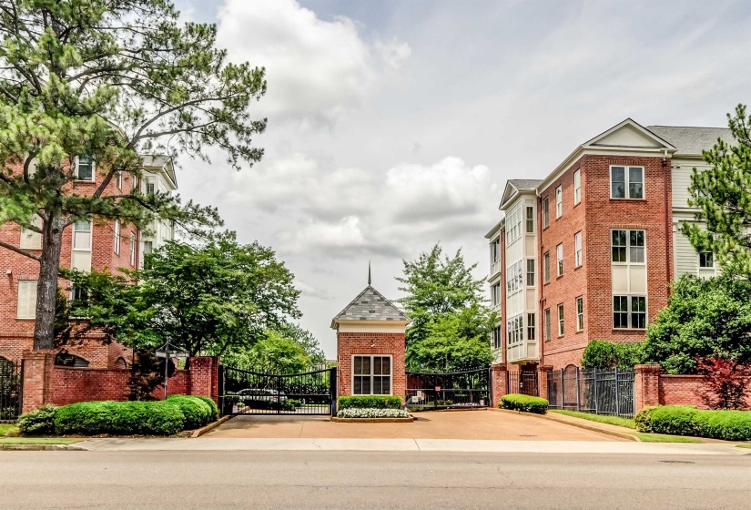 591 LEXINGTON CLUB CT, Memphis, Tennessee 38117, 2 Bedrooms Bedrooms, 5 Rooms Rooms,2 BathroomsBathrooms,Residential,For Sale,LEXINGTON CLUB,10223370
