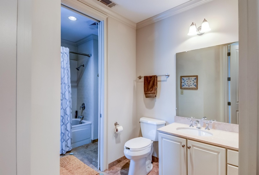 591 LEXINGTON CLUB CT, Memphis, Tennessee 38117, 2 Bedrooms Bedrooms, 5 Rooms Rooms,2 BathroomsBathrooms,Residential,For Sale,LEXINGTON CLUB,10223370