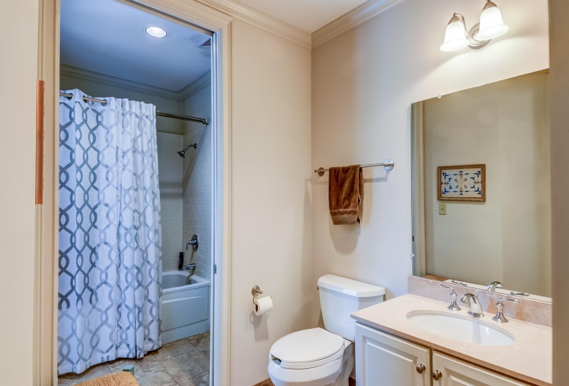 591 LEXINGTON CLUB CT, Memphis, Tennessee 38117, 2 Bedrooms Bedrooms, 5 Rooms Rooms,2 BathroomsBathrooms,Residential,For Sale,LEXINGTON CLUB,10223370
