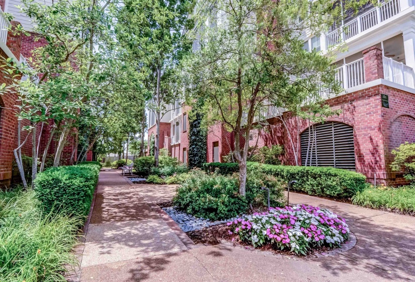 591 LEXINGTON CLUB CT, Memphis, Tennessee 38117, 2 Bedrooms Bedrooms, 5 Rooms Rooms,2 BathroomsBathrooms,Residential,For Sale,LEXINGTON CLUB,10223370