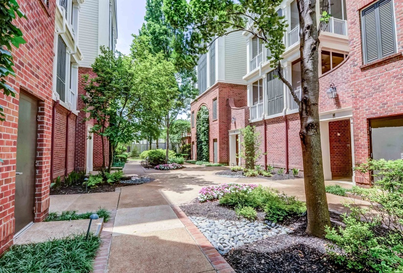 591 LEXINGTON CLUB CT, Memphis, Tennessee 38117, 2 Bedrooms Bedrooms, 5 Rooms Rooms,2 BathroomsBathrooms,Residential,For Sale,LEXINGTON CLUB,10223370
