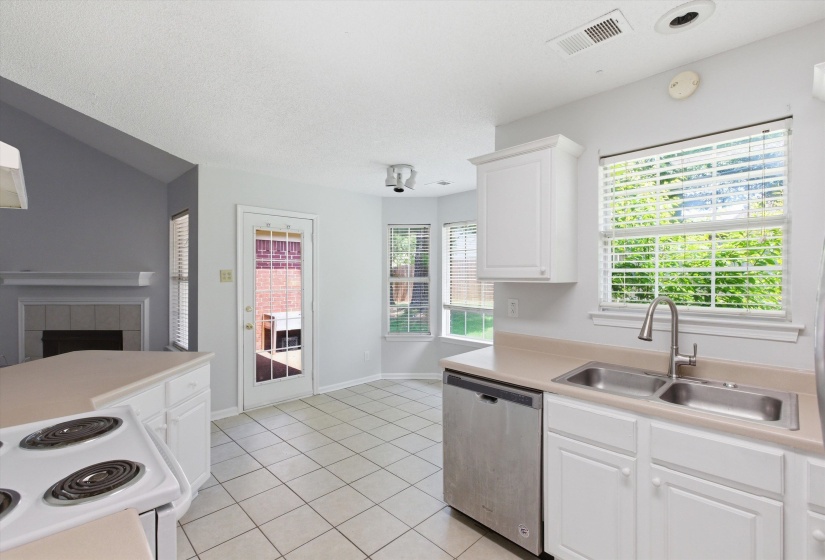 8136 COUNTRY MILL CV, Memphis, Tennessee 38016, 3 Bedrooms Bedrooms, 6 Rooms Rooms,2 BathroomsBathrooms,Residential,For Sale,COUNTRY MILL,10223375