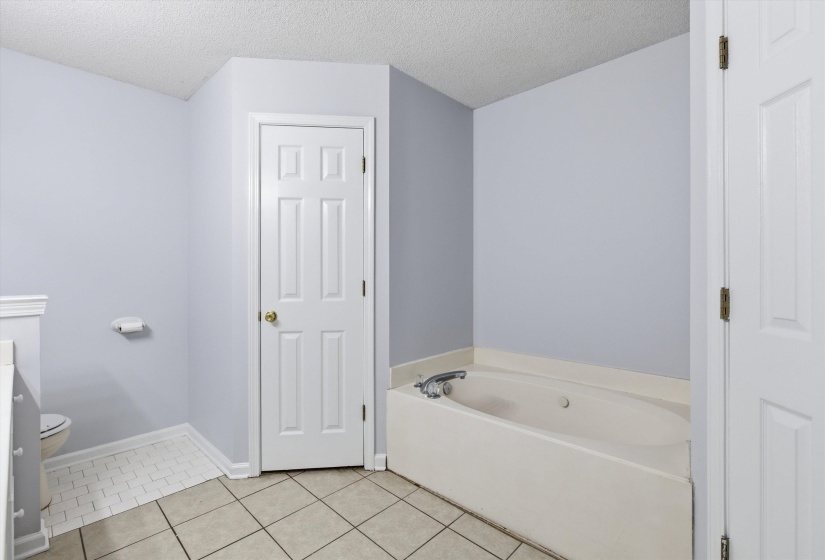8136 COUNTRY MILL CV, Memphis, Tennessee 38016, 3 Bedrooms Bedrooms, 6 Rooms Rooms,2 BathroomsBathrooms,Residential,For Sale,COUNTRY MILL,10223375