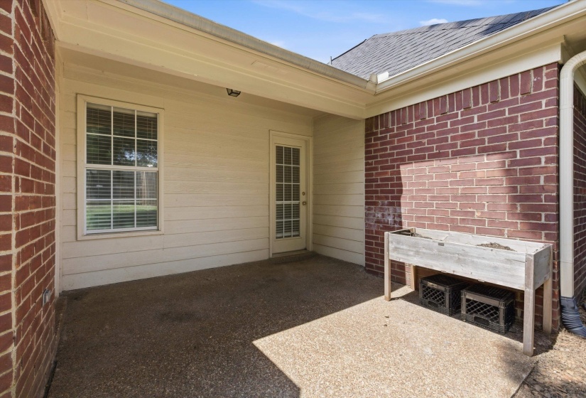 8136 COUNTRY MILL CV, Memphis, Tennessee 38016, 3 Bedrooms Bedrooms, 6 Rooms Rooms,2 BathroomsBathrooms,Residential,For Sale,COUNTRY MILL,10223375