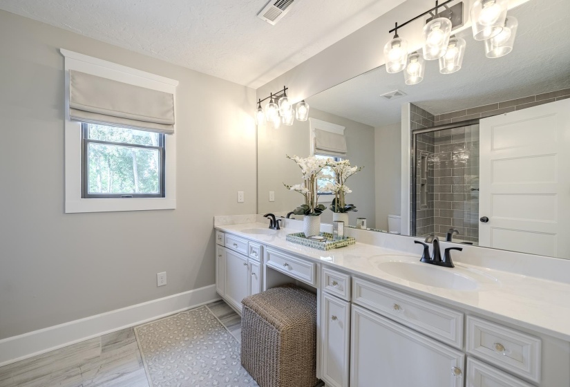 485 POPLAR ST, Savannah, Tennessee 38372, 3 Bedrooms Bedrooms, 10 Rooms Rooms,2.1 BathroomsBathrooms,Residential,For Sale,POPLAR,10223377
