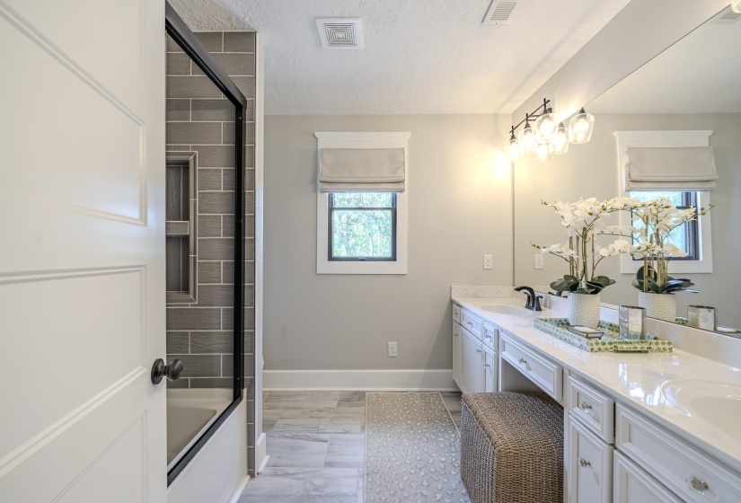 485 POPLAR ST, Savannah, Tennessee 38372, 3 Bedrooms Bedrooms, 10 Rooms Rooms,2.1 BathroomsBathrooms,Residential,For Sale,POPLAR,10223377