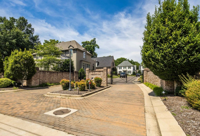 4900 GROSVENOR HILL CV, Memphis, Tennessee 38117, 4 Bedrooms Bedrooms, 9 Rooms Rooms,3.1 BathroomsBathrooms,Residential,For Sale,GROSVENOR HILL,10223393