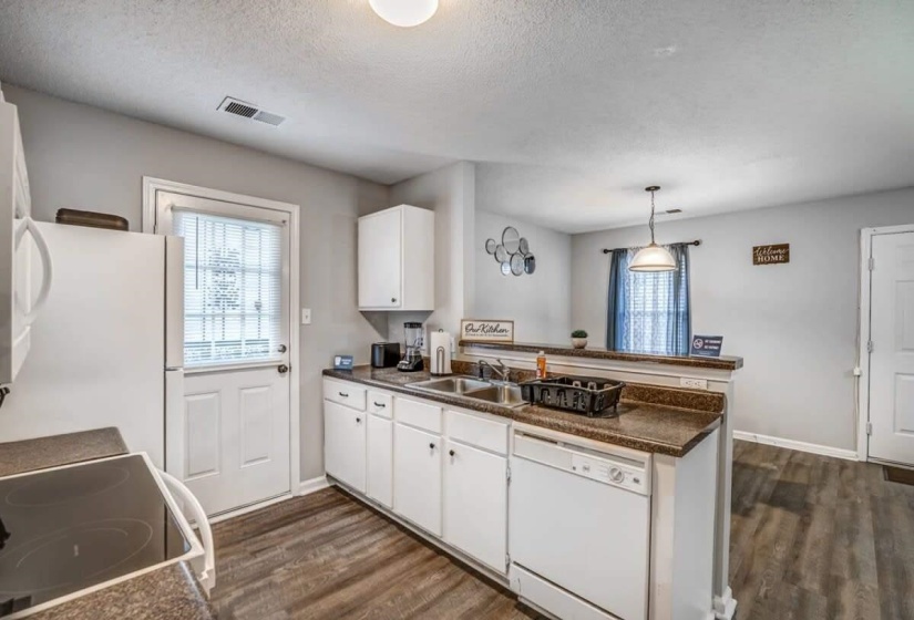 157 CEDAR AVE, Memphis, Tennessee 38107, 3 Bedrooms Bedrooms, 5 Rooms Rooms,2 BathroomsBathrooms,Residential,For Sale,CEDAR,10223396