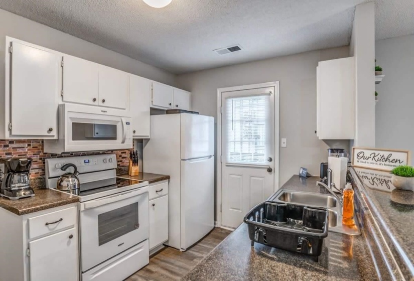 157 CEDAR AVE, Memphis, Tennessee 38107, 3 Bedrooms Bedrooms, 5 Rooms Rooms,2 BathroomsBathrooms,Residential,For Sale,CEDAR,10223396