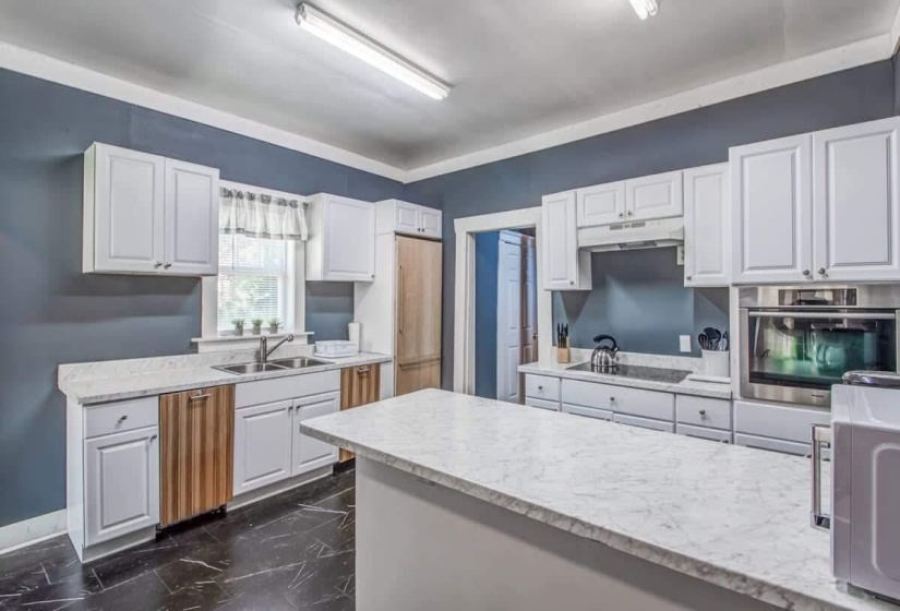 1712 GLENVIEW AVE, Memphis, Tennessee 38106, 5 Bedrooms Bedrooms, 9 Rooms Rooms,2 BathroomsBathrooms,Residential,For Sale,GLENVIEW,10223404