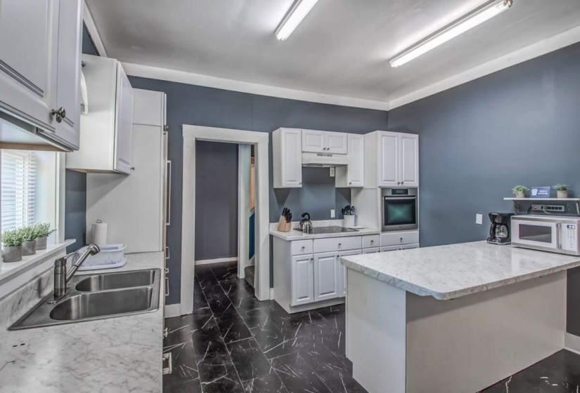 1712 GLENVIEW AVE, Memphis, Tennessee 38106, 5 Bedrooms Bedrooms, 9 Rooms Rooms,2 BathroomsBathrooms,Residential,For Sale,GLENVIEW,10223404