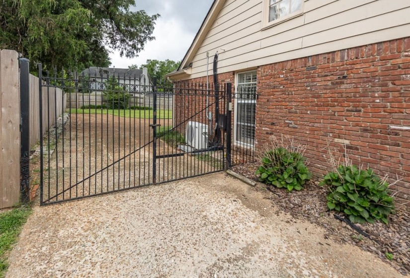 8597 SANDPOINT DR, Germantown, Tennessee 38139, 4 Bedrooms Bedrooms, 8 Rooms Rooms,2 BathroomsBathrooms,Residential,For Sale,SANDPOINT,10223427