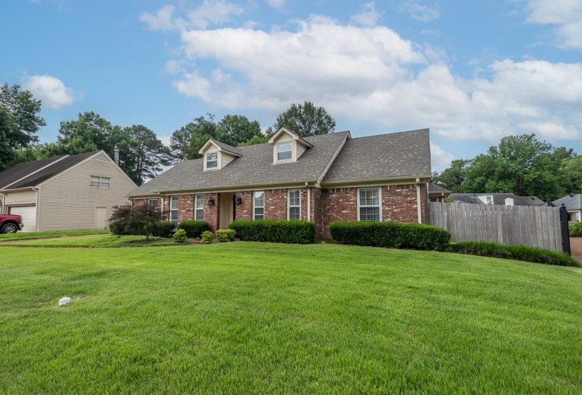 8597 SANDPOINT DR, Germantown, Tennessee 38139, 4 Bedrooms Bedrooms, 8 Rooms Rooms,2 BathroomsBathrooms,Residential,For Sale,SANDPOINT,10223427