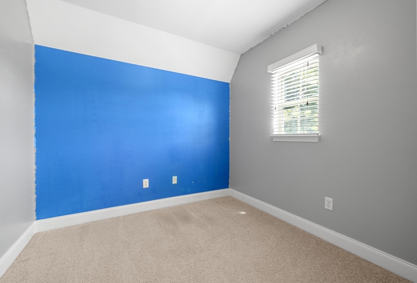 Room featuring a single window with white blinds, neutral carpet, and a white baseboard trim