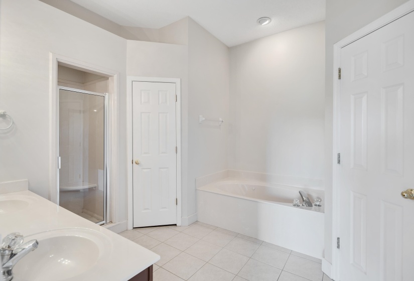130 LEWIS FAIRWAY CIR, Oakland, Tennessee 38060, 4 Bedrooms Bedrooms, 10 Rooms Rooms,3 BathroomsBathrooms,Residential,For Sale,LEWIS FAIRWAY,10223519