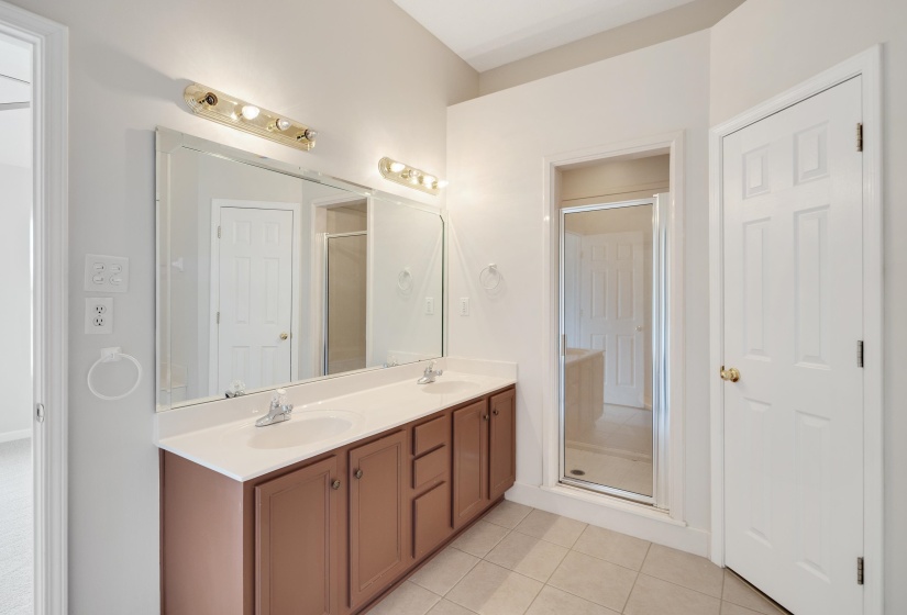 130 LEWIS FAIRWAY CIR, Oakland, Tennessee 38060, 4 Bedrooms Bedrooms, 10 Rooms Rooms,3 BathroomsBathrooms,Residential,For Sale,LEWIS FAIRWAY,10223519