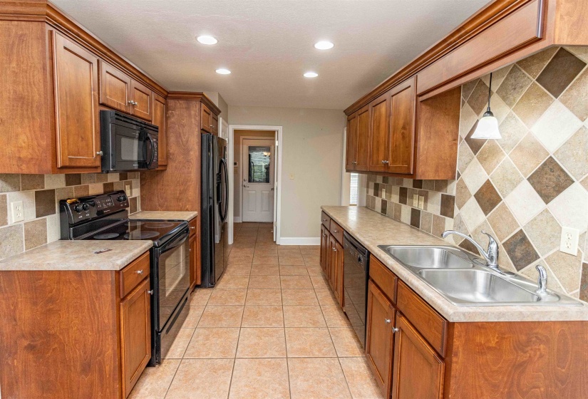 186 WALNUT TRACE DR, Jackson, Tennessee 38305, 4 Bedroom Bedrooms, 8 Room Rooms,3 BathroomBathrooms,Residential,For Sale,WALNUT TRACE,0,10223532