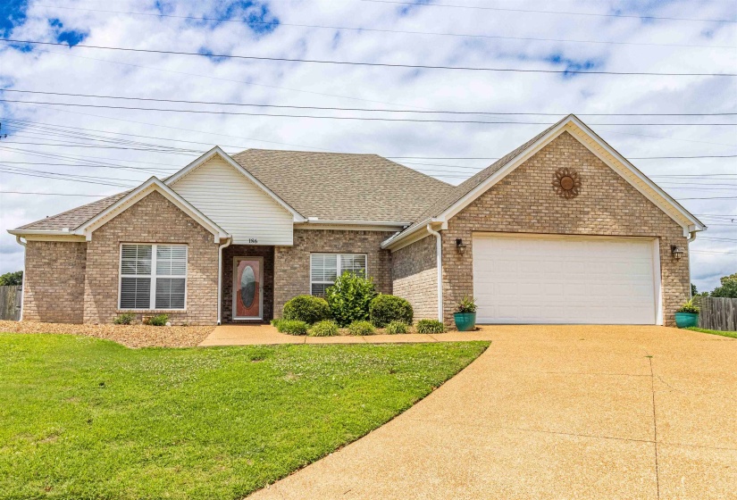 186 WALNUT TRACE DR, Jackson, Tennessee 38305, 4 Bedroom Bedrooms, 8 Room Rooms,3 BathroomBathrooms,Residential,For Sale,WALNUT TRACE,0,10223532