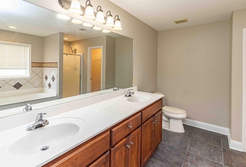 186 WALNUT TRACE DR, Jackson, Tennessee 38305, 4 Bedroom Bedrooms, 8 Room Rooms,3 BathroomBathrooms,Residential,For Sale,WALNUT TRACE,0,10223532