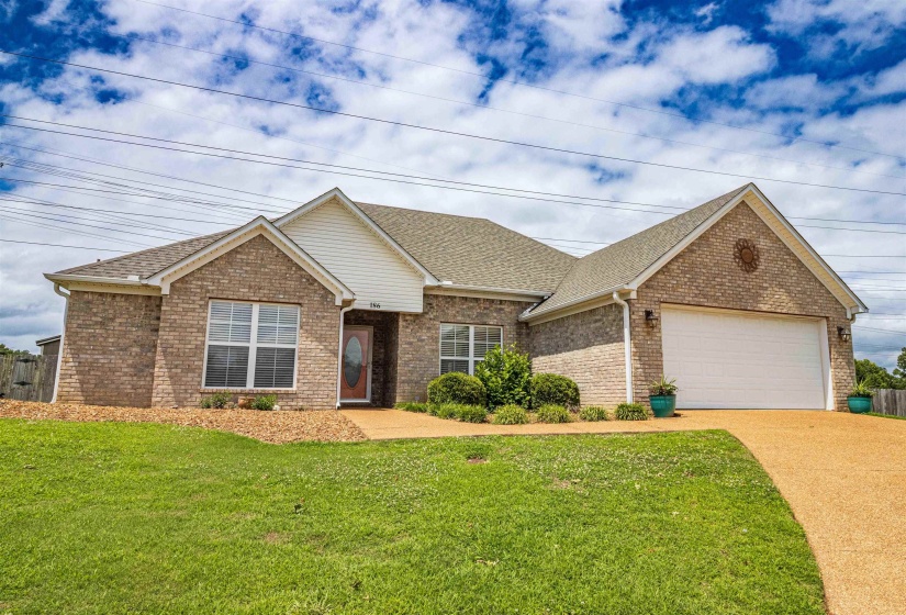 186 WALNUT TRACE DR, Jackson, Tennessee 38305, 4 Bedroom Bedrooms, 8 Room Rooms,3 BathroomBathrooms,Residential,For Sale,WALNUT TRACE,0,10223532