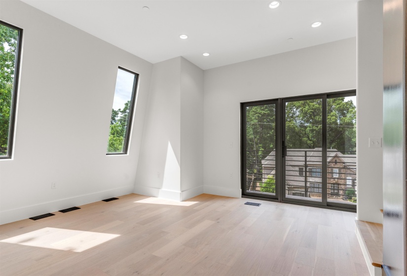 Unfurnished room with healthy amount of natural light, light wood-style flooring, and recessed lighting