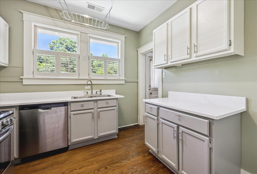 2126 UNIVERSITY CIR, Memphis, Tennessee 38112, 2 Bedrooms Bedrooms, 5 Rooms Rooms,1 BathroomBathrooms,Residential,For Sale,UNIVERSITY,10223576
