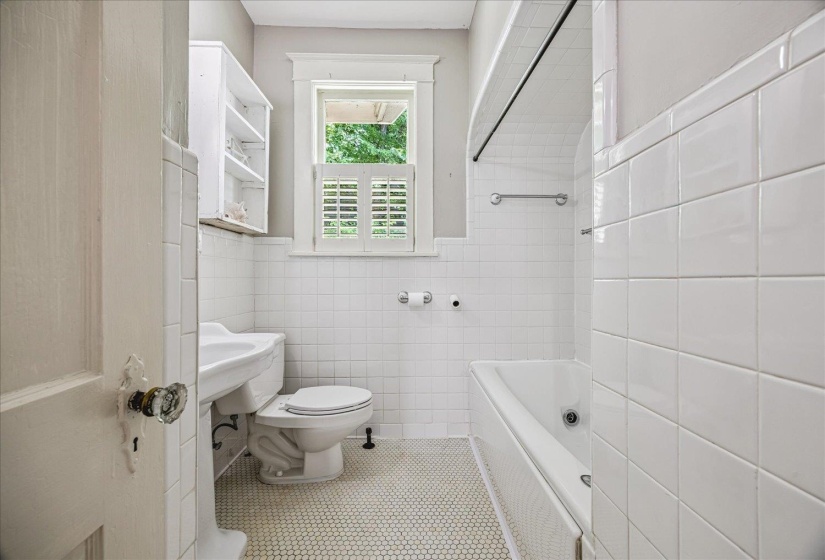 2126 UNIVERSITY CIR, Memphis, Tennessee 38112, 2 Bedrooms Bedrooms, 5 Rooms Rooms,1 BathroomBathrooms,Residential,For Sale,UNIVERSITY,10223576