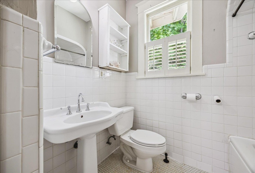 2126 UNIVERSITY CIR, Memphis, Tennessee 38112, 2 Bedrooms Bedrooms, 5 Rooms Rooms,1 BathroomBathrooms,Residential,For Sale,UNIVERSITY,10223576
