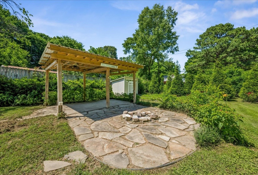 2126 UNIVERSITY CIR, Memphis, Tennessee 38112, 2 Bedrooms Bedrooms, 5 Rooms Rooms,1 BathroomBathrooms,Residential,For Sale,UNIVERSITY,10223576