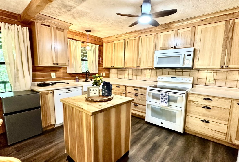 25 KERR LN, Savannah, Tennessee 38372, 3 Bedroom Bedrooms, 8 Room Rooms,2 BathroomBathrooms,Residential,For Sale,KERR,0,10223584
