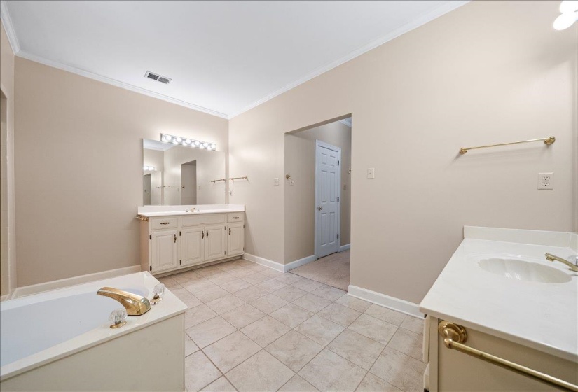 6619 RUE BEAUMONDE DR, Memphis, Tennessee 38120, 4 Bedrooms Bedrooms, 8 Rooms Rooms,2.1 BathroomsBathrooms,Residential,For Sale,RUE BEAUMONDE,10223588