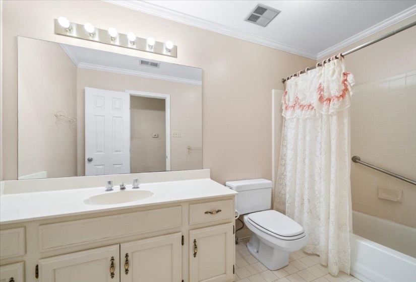 6619 RUE BEAUMONDE DR, Memphis, Tennessee 38120, 4 Bedrooms Bedrooms, 8 Rooms Rooms,2.1 BathroomsBathrooms,Residential,For Sale,RUE BEAUMONDE,10223588