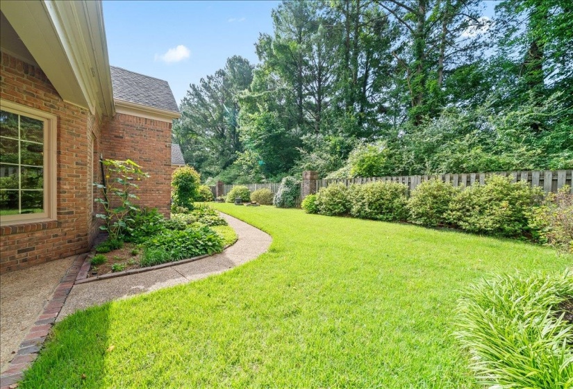 6619 RUE BEAUMONDE DR, Memphis, Tennessee 38120, 4 Bedrooms Bedrooms, 8 Rooms Rooms,2.1 BathroomsBathrooms,Residential,For Sale,RUE BEAUMONDE,10223588