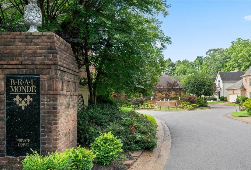 6619 RUE BEAUMONDE DR, Memphis, Tennessee 38120, 4 Bedrooms Bedrooms, 8 Rooms Rooms,2.1 BathroomsBathrooms,Residential,For Sale,RUE BEAUMONDE,10223588