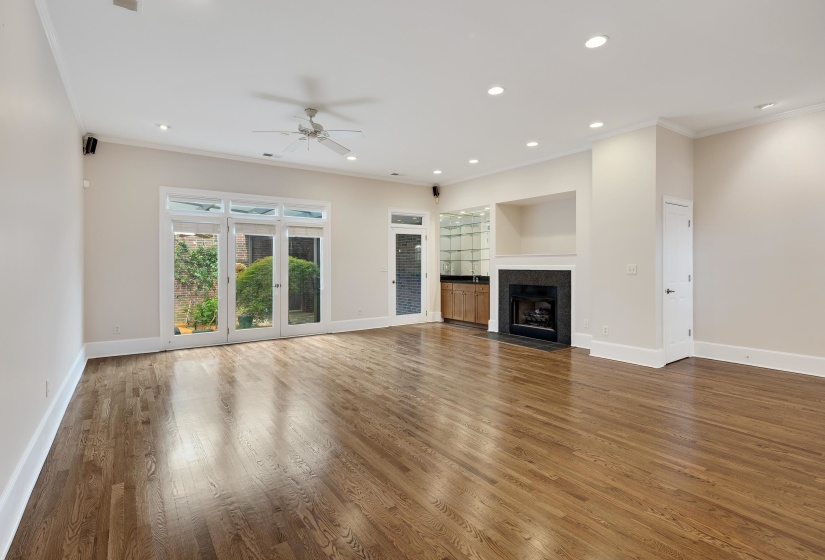 579 FRONT ST, Memphis, Tennessee 38103, 3 Bedrooms Bedrooms, 6 Rooms Rooms,3 BathroomsBathrooms,Residential,For Sale,FRONT,10223626
