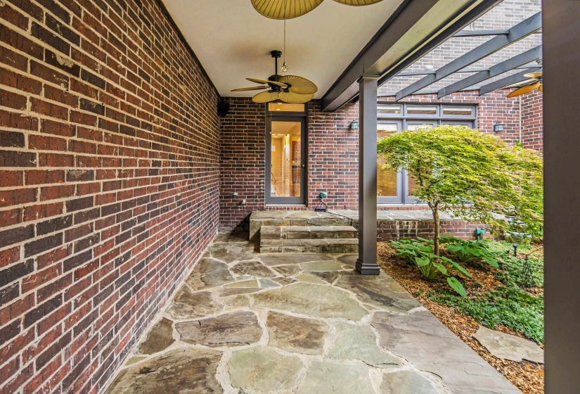 579 FRONT ST, Memphis, Tennessee 38103, 3 Bedrooms Bedrooms, 6 Rooms Rooms,3 BathroomsBathrooms,Residential,For Sale,FRONT,10223626