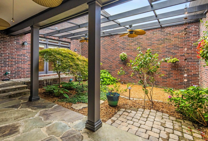 579 FRONT ST, Memphis, Tennessee 38103, 3 Bedrooms Bedrooms, 6 Rooms Rooms,3 BathroomsBathrooms,Residential,For Sale,FRONT,10223626