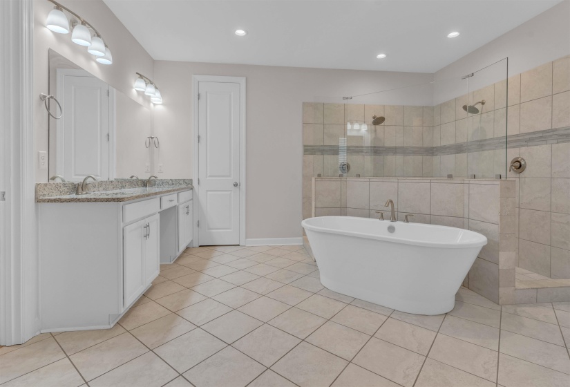 10511 LAWRENCEBURG LN, Lakeland, Tennessee 38002, 4 Bedrooms Bedrooms, 9 Rooms Rooms,3.1 BathroomsBathrooms,Residential,For Sale,LAWRENCEBURG,10223689