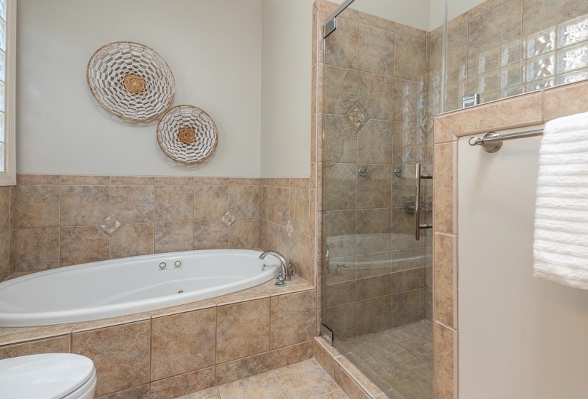 520 RIENZI DR, Memphis, Tennessee 38103, 4 Bedroom Bedrooms, 9 Room Rooms,3 BathroomBathrooms,Residential,For Sale,RIENZI,0,10223706