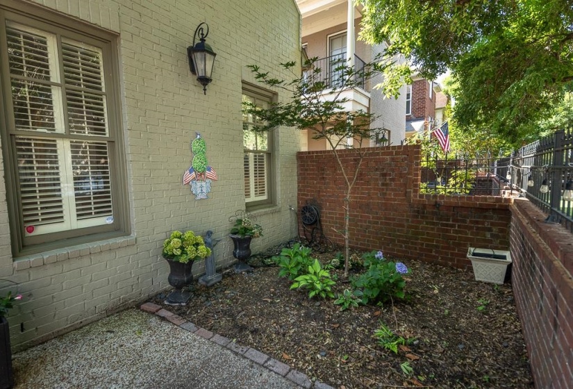 520 RIENZI DR, Memphis, Tennessee 38103, 4 Bedroom Bedrooms, 9 Room Rooms,3 BathroomBathrooms,Residential,For Sale,RIENZI,0,10223706
