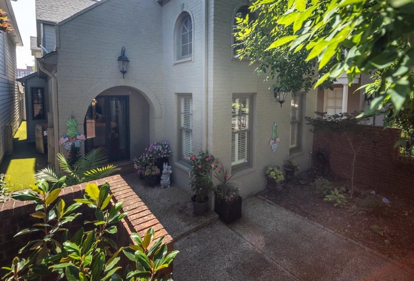 520 RIENZI DR, Memphis, Tennessee 38103, 4 Bedroom Bedrooms, 9 Room Rooms,3 BathroomBathrooms,Residential,For Sale,RIENZI,0,10223706