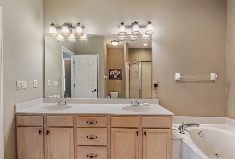 948 RIVER BREEZE DR, Memphis, Tennessee 38103, 3 Bedrooms Bedrooms, 6 Rooms Rooms,3 BathroomsBathrooms,Rental Properties,For Sale,RIVER BREEZE,10223759