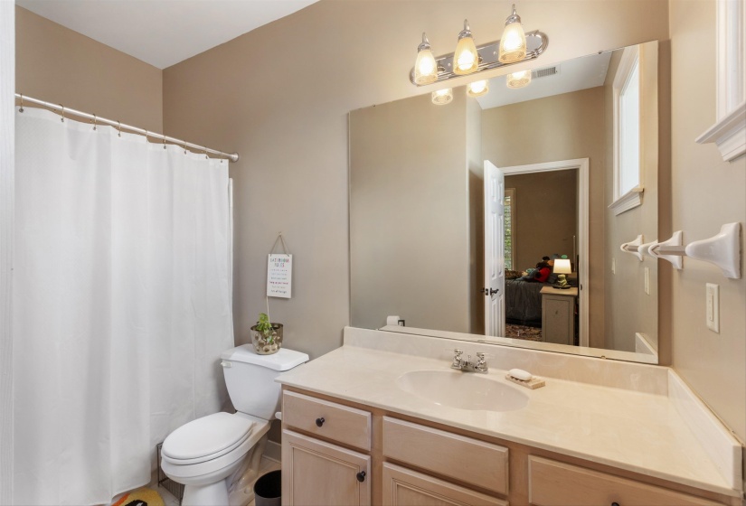 948 RIVER BREEZE DR, Memphis, Tennessee 38103, 3 Bedrooms Bedrooms, 6 Rooms Rooms,3 BathroomsBathrooms,Rental Properties,For Sale,RIVER BREEZE,10223759