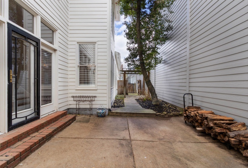 948 RIVER BREEZE DR, Memphis, Tennessee 38103, 3 Bedrooms Bedrooms, 6 Rooms Rooms,3 BathroomsBathrooms,Rental Properties,For Sale,RIVER BREEZE,10223759