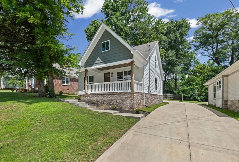 205 MCCOWAT ST, Jackson, Tennessee 38301-5273, 3 Bedroom Bedrooms, 8 Room Rooms,2.1 BathroomBathrooms,Residential,For Sale,MCCOWAT,0,10223825